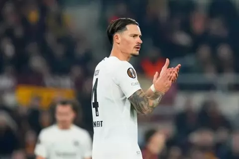 تقرير: بروسيا دورتموند يخطط لضم روبن كوخ من فرانكفورت